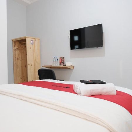 Reddoorz Syariah Near Siloam Hospital Kebon Jeruk Hotel Jakarta Exterior photo