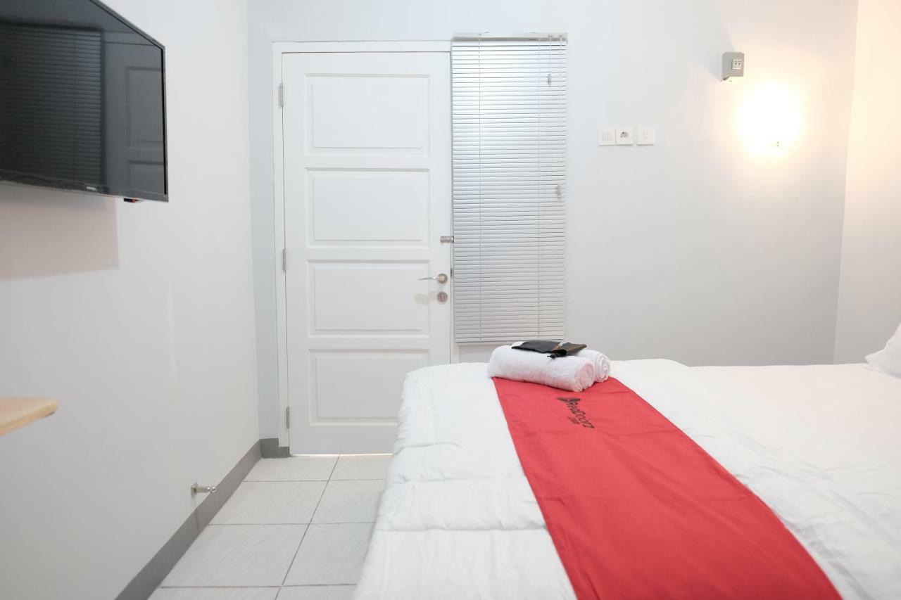 Reddoorz Syariah Near Siloam Hospital Kebon Jeruk Hotel Jakarta Exterior photo